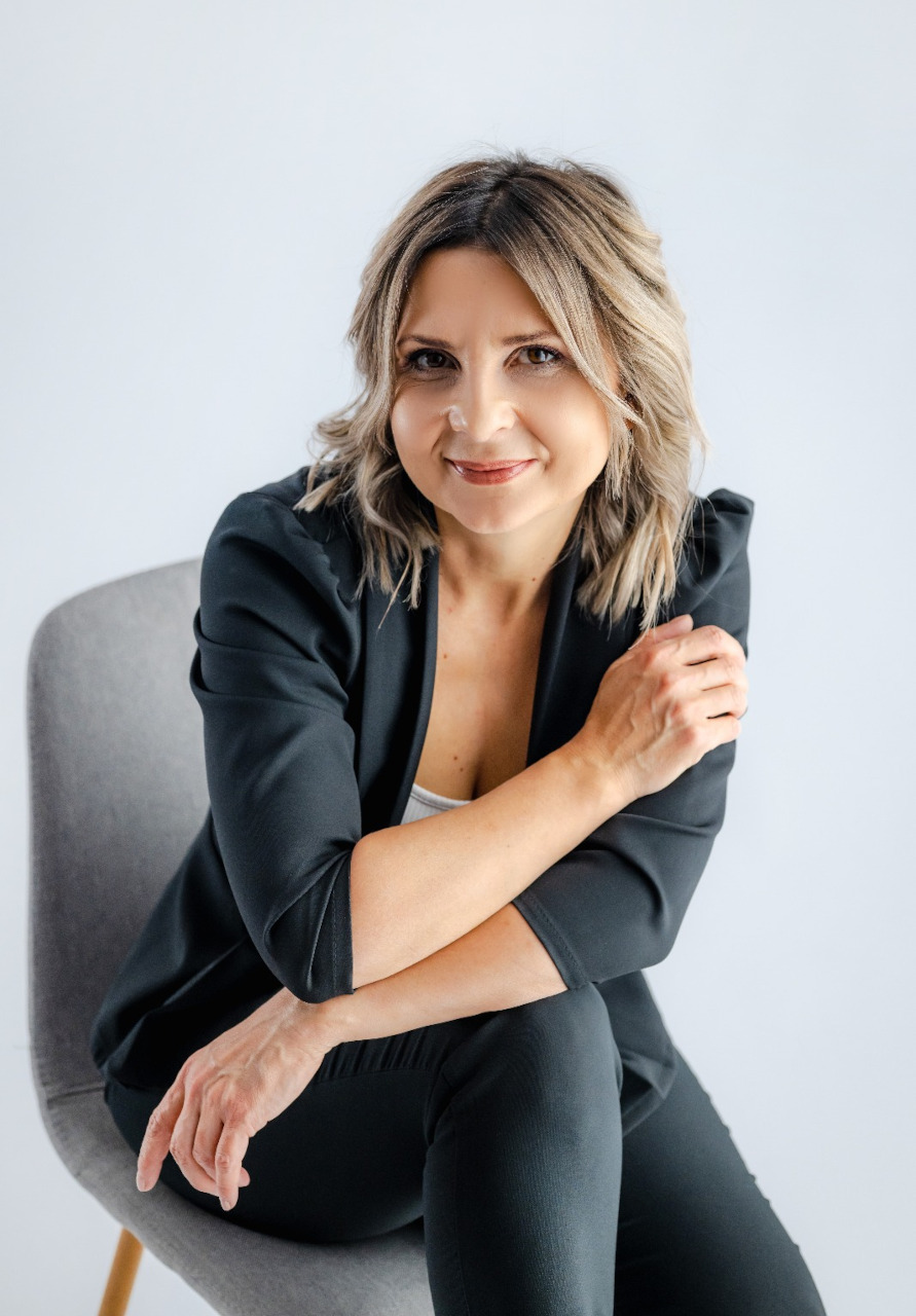 couple are moving to new apartment.